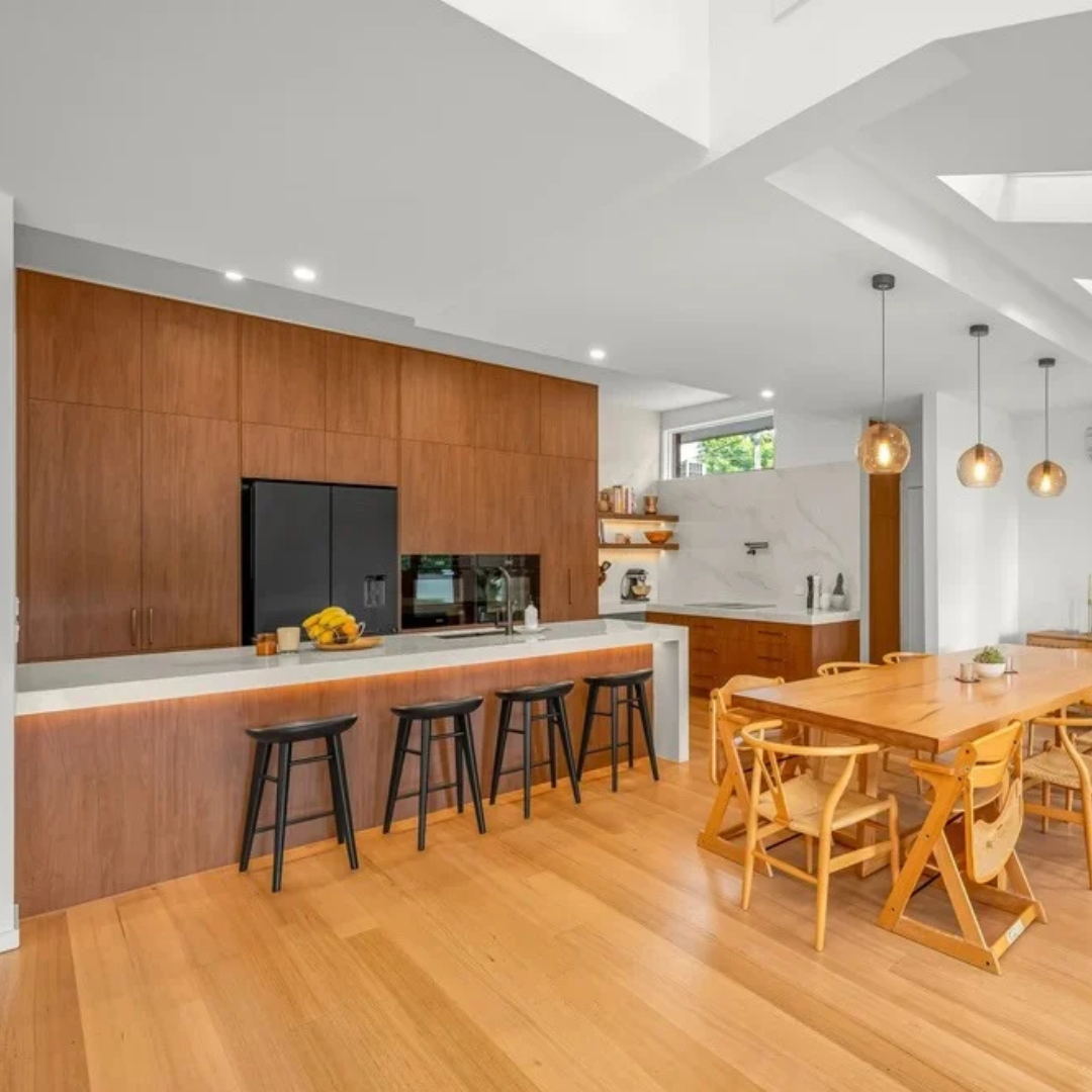 Two-Tone Kitchens: Pairing Timber-Look Lowers with White Uppers