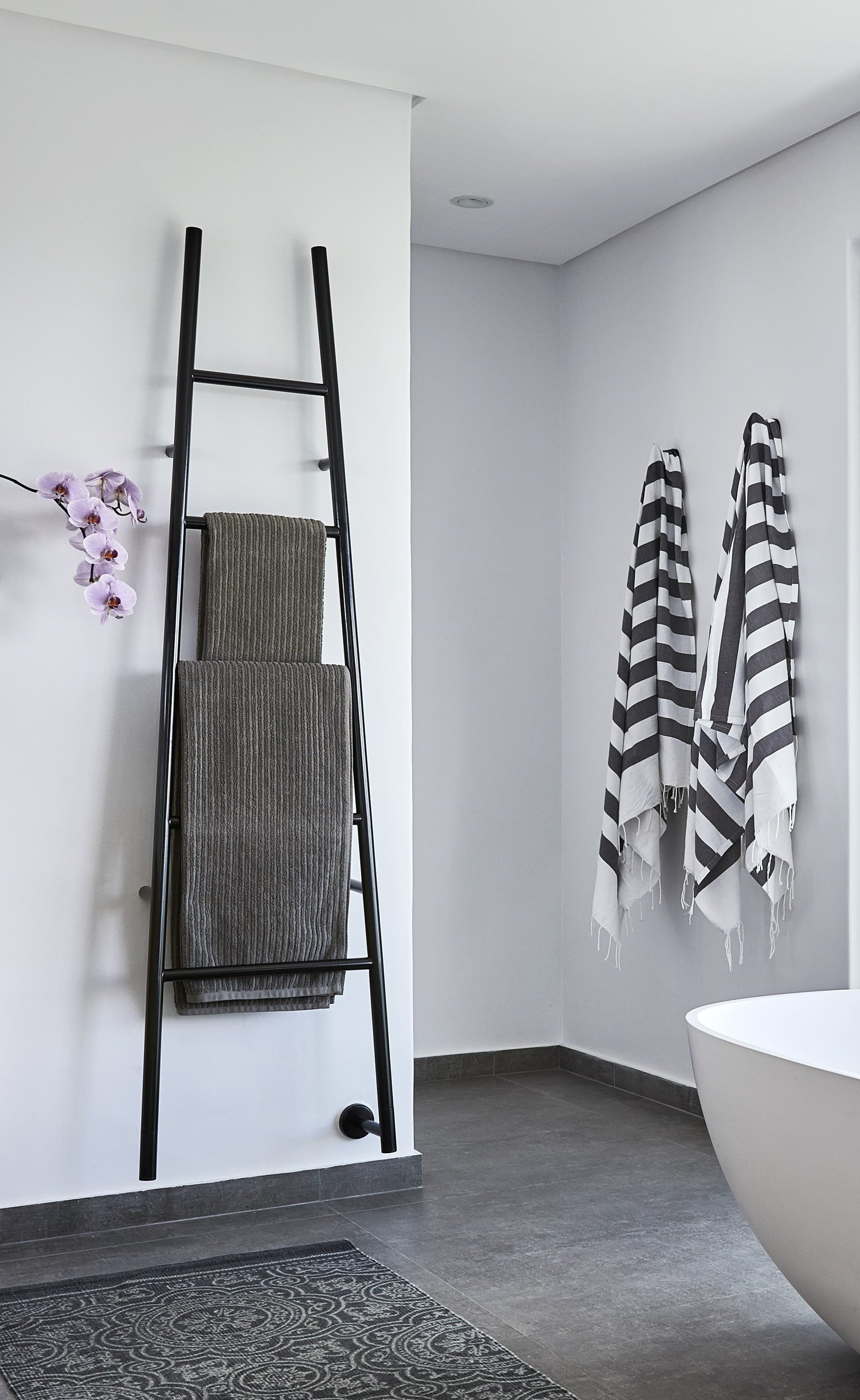 L52SBKR Jeeves Tangent L Heated Towel Rail – Satin Black